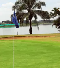 Campo de golf junto al lago