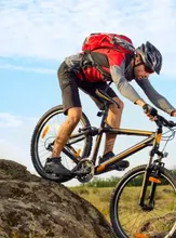 Hombre montando bicicleta